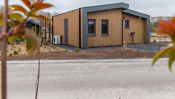 A modern building with a flat roof, a single door, and two windows. - Cube Split Hottub 6 (Enkhuizen)