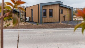 A modern building with a flat roof, large windows, and a small porch area. - Cube Split Hottub 6 (Enkhuizen)