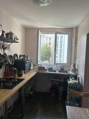 Private kitchen - A sunny, cozy Parisian apartment just a stone's throw from Montsouris Park (Paris)