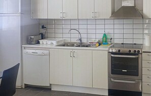 Refrigerador, microondas, parrilla de estufa y lavavajillas 