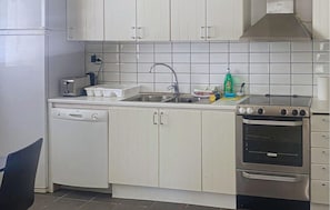 Refrigerador, microondas, parrilla de estufa y lavavajillas 
