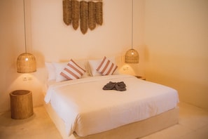 Room | Desk, laptop workspace, iron/ironing board, free WiFi - Pink Twin Villas (Lombok Tengah)