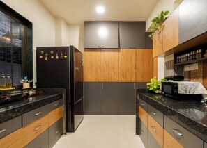 Refrigerador, microondas, parrilla de estufa y tetera eléctrica