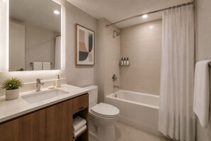 Studio Standard | Salle de bain | Articles de toilette gratuits, sèche-cheveux, serviettes fournies, savon