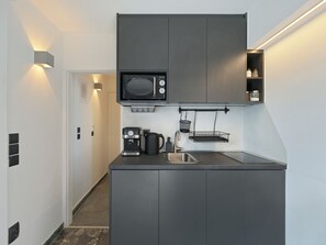 Wasserkocher mit Kaffee-/Teezubehör, Kühlschrank, Mikrowelle, Herdplatte