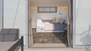 Une chambre à coucher avec un lit, une fenêtre et un chapeau accroché au mur.
