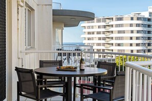 Outdoor dining - Coastal Rooftop Escape Mooloolaba - Walk to Beach (Mooloolaba Region)