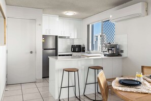 Coffee/tea maker, fridge, microwave, oven - Coastal Rooftop Escape Mooloolaba - Walk to Beach (Mooloolaba Region)