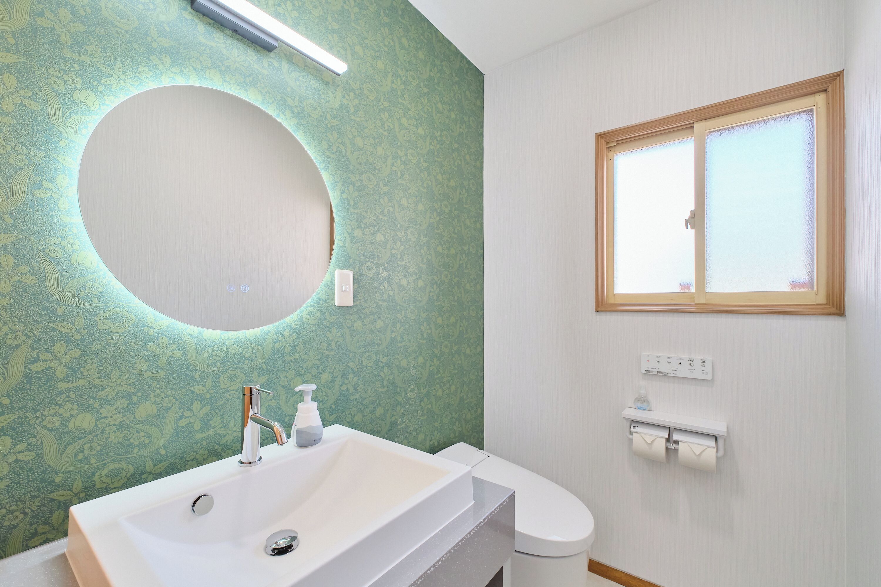Deluxe Condo, City View | Bathroom | Separate tub and shower, free toiletries, hair dryer, slippers