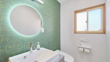 Deluxe Condo, City View | Bathroom | Separate tub and shower, free toiletries, hair dryer, slippers