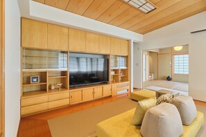 Deluxe-Villa, Stadtblick | Wohnbereich | Flachbildfernseher, Smart Speakers
