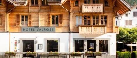 Un edificio de madera con un letrero que dice 'HOTEL VALROSE'.