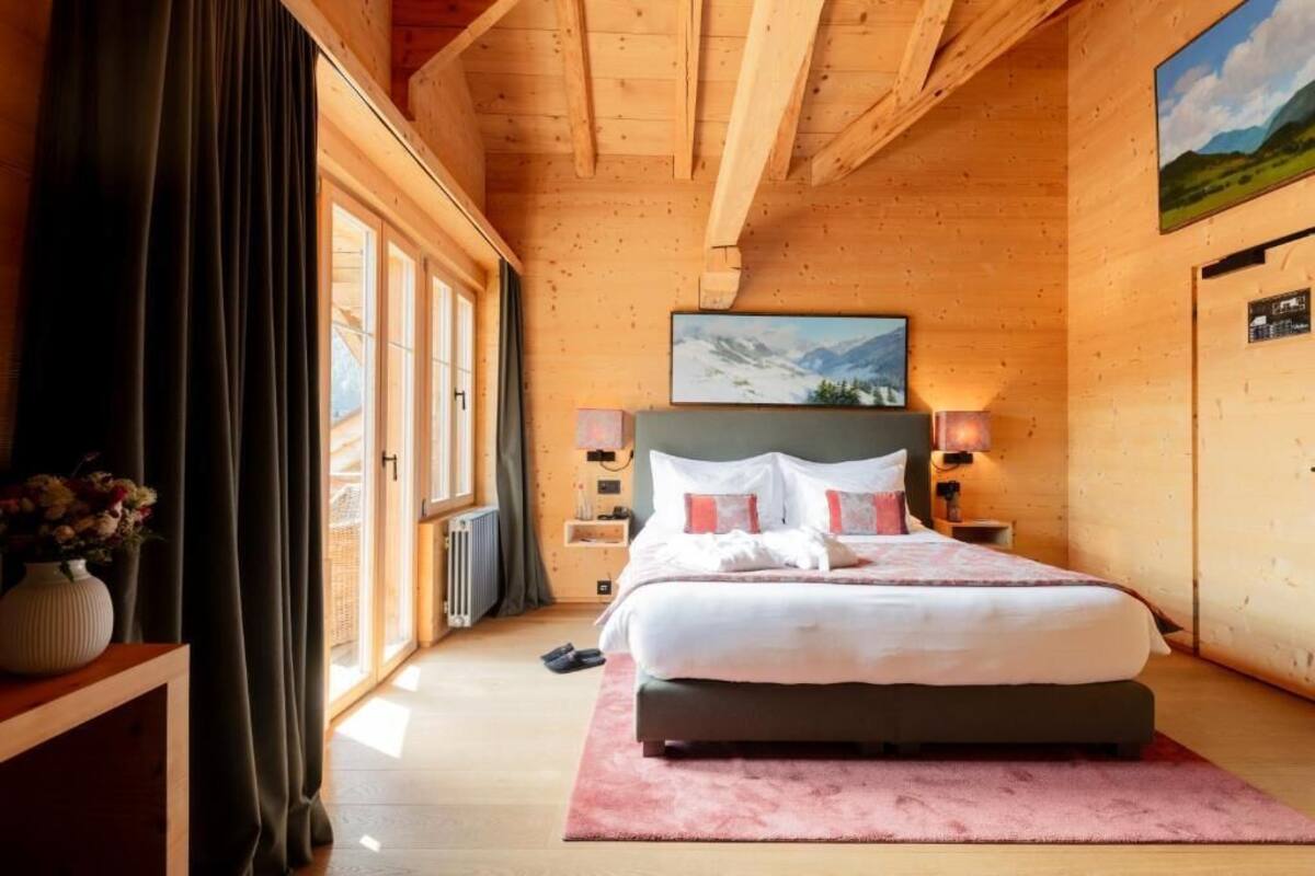 Habitación Deluxe doble, balcón, vistas a la montaña | Caja fuerte, escritorio, sistema de insonorización y wifi gratis