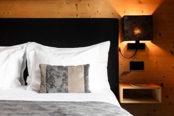 Double Room, Mountain View | In-room safe, desk, soundproofing, WiFi (free)
