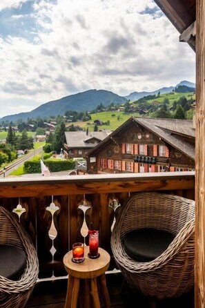 Chambre supérieure double, balcon, vue sur la montagne | Terrain de l’hébergement 