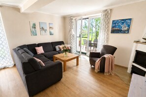 TV, fireplace - Ostseelandsitz 1 - Sauna, pool, fireplace, and garden for peace and relaxation (Kühlungsborn)
