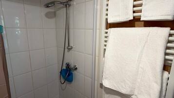 Dusche, Handtücher, Seife, Toilettenpapier