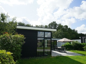 House | Outdoor dining - Holiday Home in Halfweg With Terrace (Halfweg)