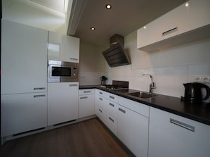 House | Private kitchen - Holiday Home in Halfweg With Terrace (Halfweg)