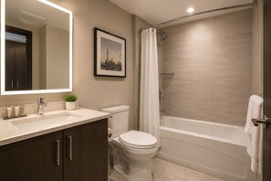 Superior kamer | Badkamer | Gratis toiletartikelen, een haardroger, handdoeken, zeep