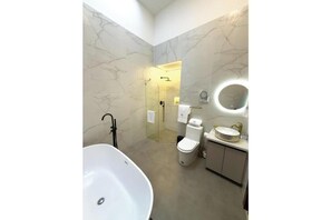 Bathroom - Arbórea Boutique | Duplex Suite + Designer Bathtub (Cuenca)
