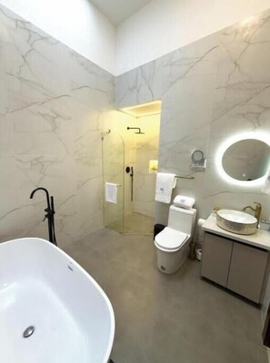 Hair dryer, towels, soap, toilet paper - Arbórea Boutique | Duplex Suite + Designer Bathtub (Cuenca)