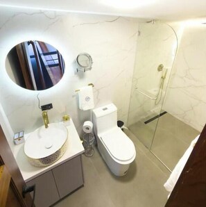 Shower, towels, soap, toilet paper - Arbórea Boutique | Executive Suite with Balcony (Cuenca)