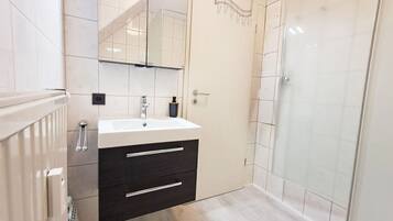 Dusche, Haartrockner, Handtücher, Seife