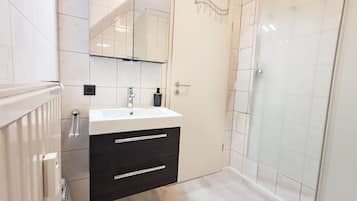 Ducha, secador de pelo, toallas, jabón