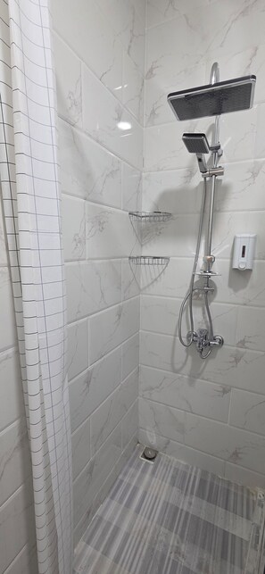 Dusche, Haartrockner, Handtücher, Seife