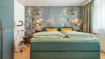 WiFi, bed sheets, wheelchair access