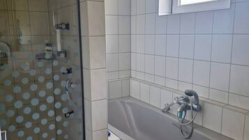 Dusche, Haartrockner, Handtücher