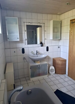 Dusche, Haartrockner, Handtücher