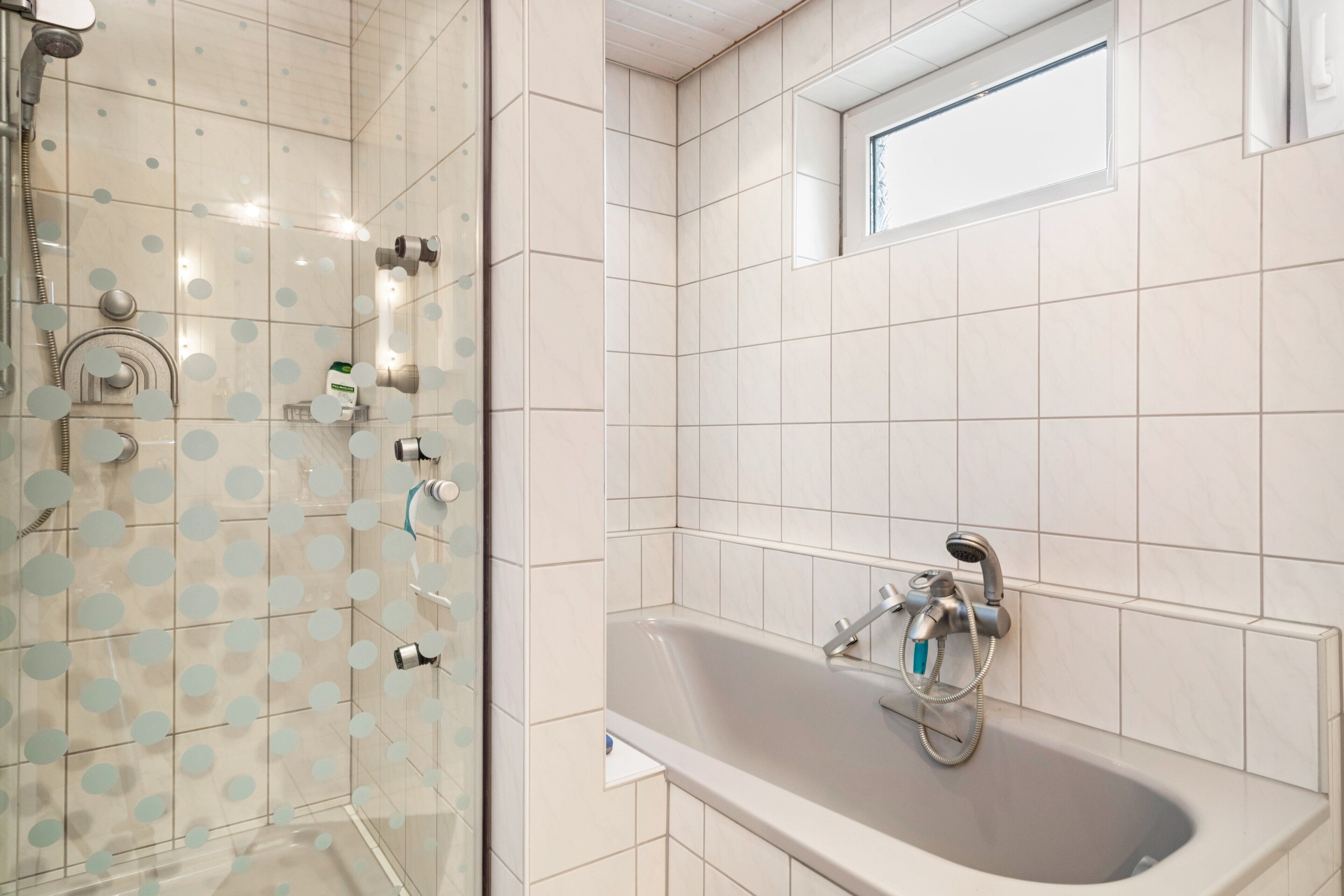 Douche, sèche-cheveux, serviettes fournies