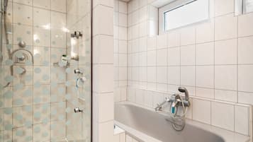 Douche, sèche-cheveux, serviettes fournies