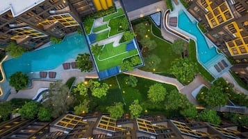 2 outdoor pools