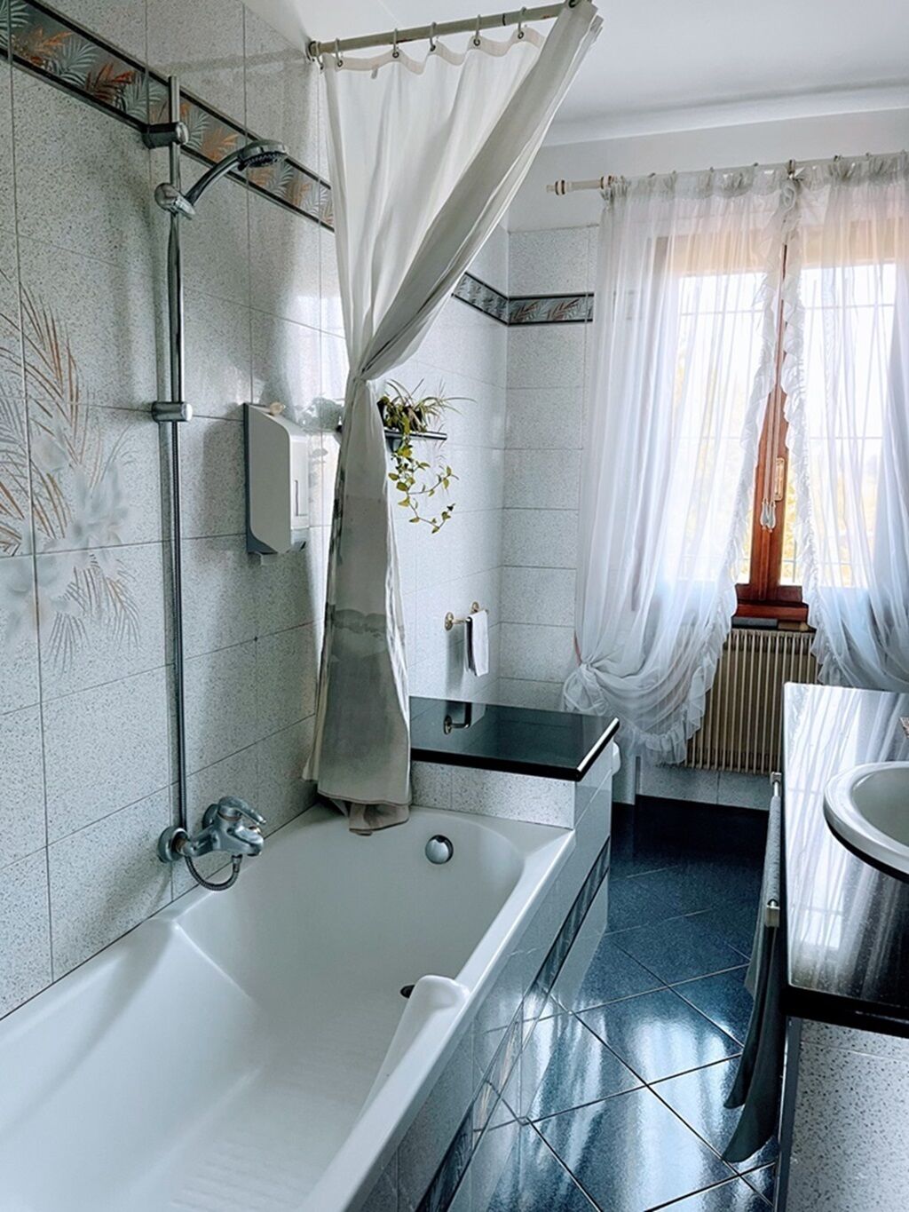 Sèche-cheveux, bidet, serviettes fournies, savon