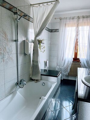 Haartrockner, Bidet, Handtücher, Seife