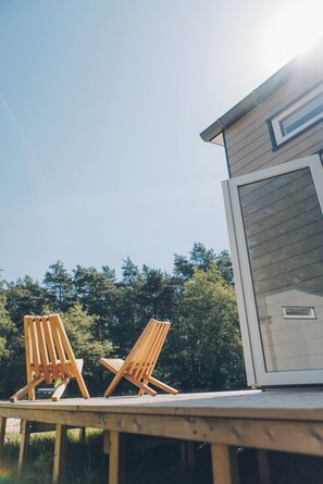 Terrace/patio - Experience a special stay in the Koya Tiny Loft for 4 people. A cosy and fully equipped accommodation, located on a car-free field for extra peace and space. (Wilsum)