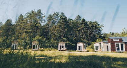 Erleben Sie einen besonderen Aufenthalt im Koya Tiny Loft für 4 Personen. Eine gemütliche und komplett ausgestattete Unterkunft, gelegen an einem autofreien Feld für zusätzliche Ruhe und Raum.
