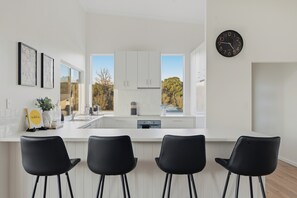 Fridge, microwave, oven, stovetop - Stylish Escape with Panoramic Hill Views-Sleeps 12 (Nannup)