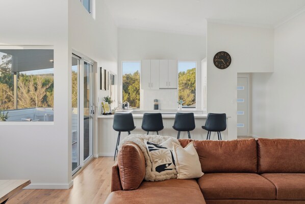 TV - Stylish Escape with Panoramic Hill Views-Sleeps 12 (Nannup)