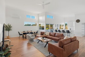 TV - Stylish Escape with Panoramic Hill Views-Sleeps 12 (Nannup)