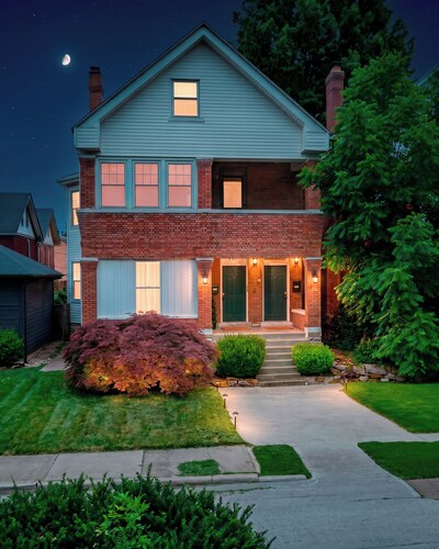 Parkfront Home, Private Yard With String Lights, Workspace & Coffee Station
