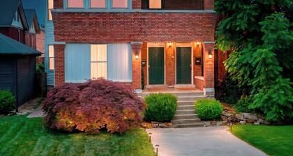 Parkfront Home, Private Yard With String Lights, Workspace & Coffee Station