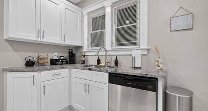 Parkfront Home, Private Yard With String Lights, Workspace & Coffee Station