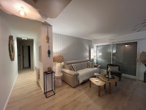 Living area - Pornichet/La Baule, rare 34m2 terrace, 300m from the sea, 2 bedrooms, garage, fully renovated (Pornichet)