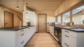 Wasserkocher mit Kaffee-/Teezubehör, Kühlschrank, Ofen, Herdplatte