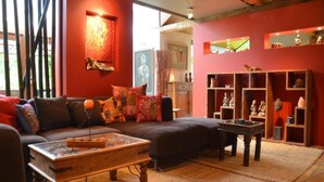 Una sala de estar con un sofá, una mesa de centro y una estantería.
