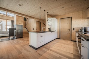 Wasserkocher mit Kaffee-/Teezubehör, Kühlschrank, Ofen, Herdplatte